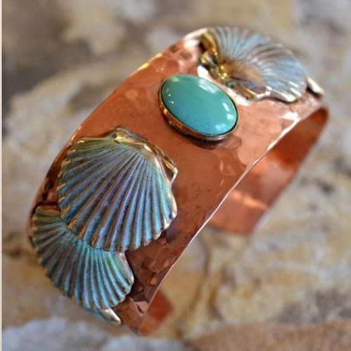 Click to view detail for EC-067 Cuff Oceania Overlapping Scallop Shells TQ $194