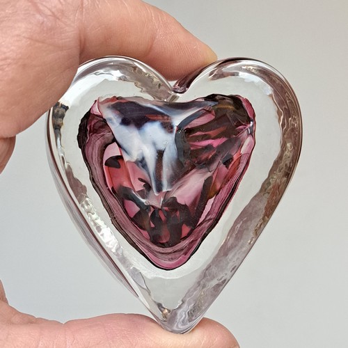 Click to view detail for DB-1003 Heart, Blown Glass Paperweight Pink & Dark Red $52