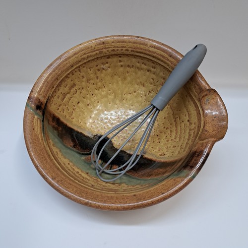 Click to view detail for #251219 Mixing Bowl with Spout & Whisk $18