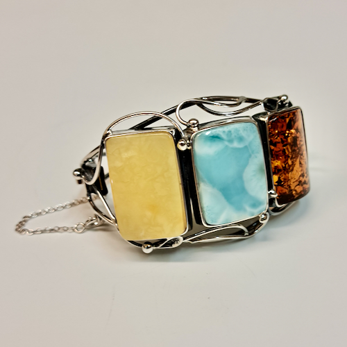 Click to view detail for HWG-2397 Bracelet, Three Rectangle Stone $310