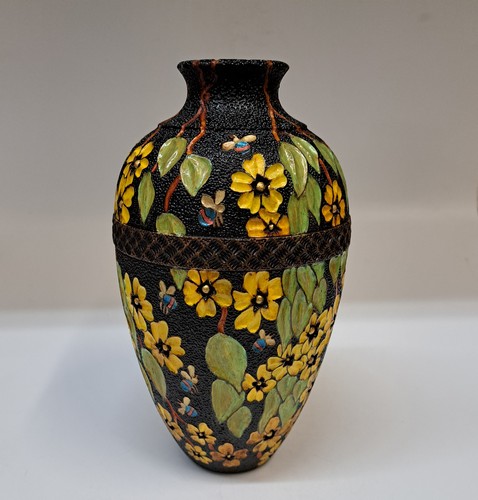 Click to view detail for VL-014 Vase with Green Leaves, Yellow Flowers & Bees $900
