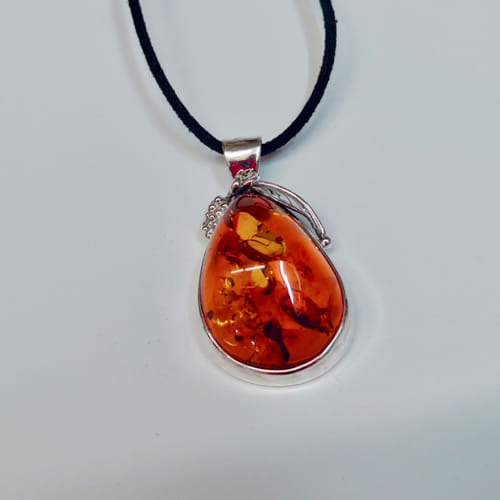 Click to view detail for HWG-029 Pendant, Oval, Silver, Grape Leaf Amber $74
