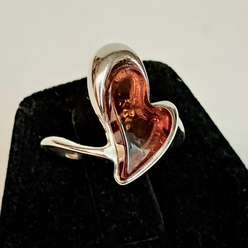 Click to view detail for HWG-2375 Ring, Heart Rum Amber $35