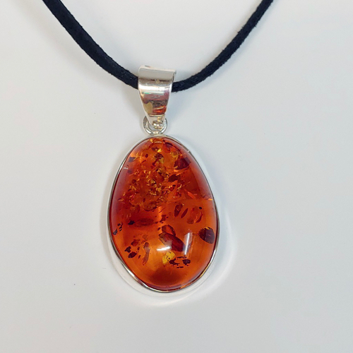 Click to view detail for HWG-090 Pendant Oval Amber in silver frame $77