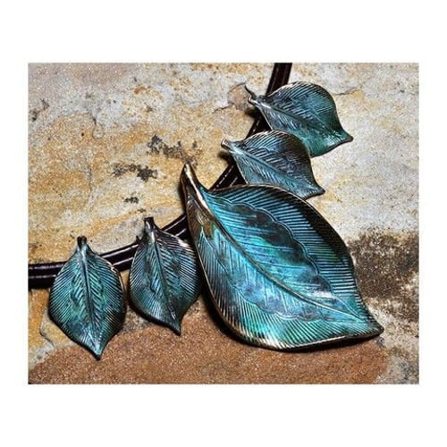 Click to view detail for EC-021Necklace Detailed Sculptural Leaves Graduated On Rawhide $175