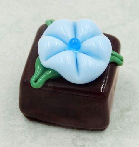 Click to view detail for HG-144 Choc Cube with Berry Blue Flower $47