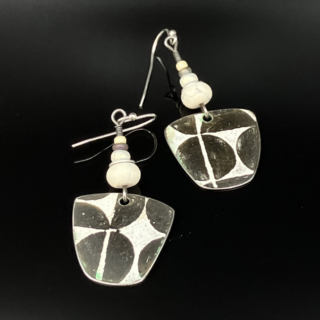 Click to view detail for TC-076 Earrings, Black and White Rounded-Square $90
