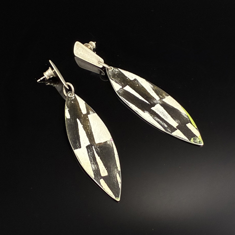 Click to view detail for TC-086 Earrings, Black & White Petal Posts $140
