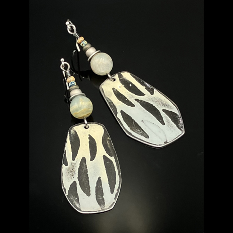 Click to view detail for TC-088 Earrings, Black & Ivory Bottle Shaped $90