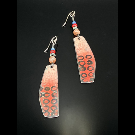 Click to view detail for TC-096 Earrings, Salmon with Black Circles Long  $95