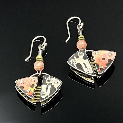 Click to view detail for TC-025 Earrings, Peach/Light Gray $125