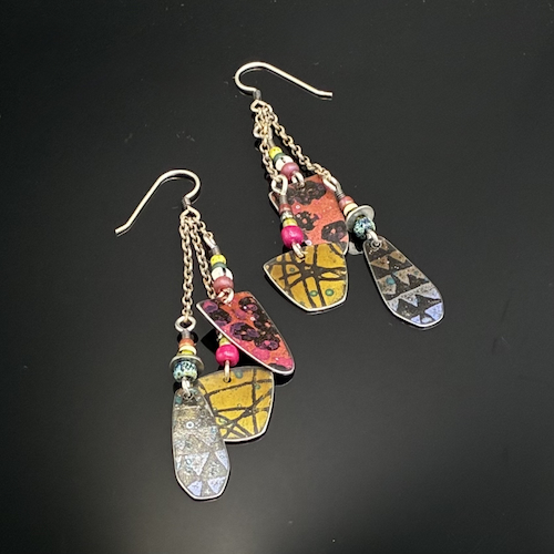 Click to view detail for TC-108 Earrings Raspberry/Lime/Macaw Chained $140