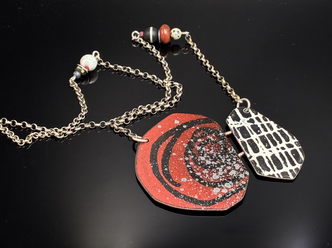 Click to view detail for TC-119 Necklace, B/W & Red All Over $225